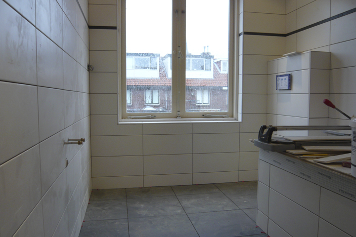 Verbouwing Week 8 badkamer vloer betegeld;